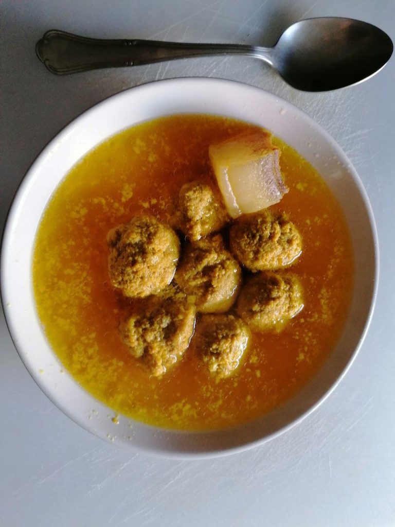 Alb&oacute;ndigas en caldo en Mambo