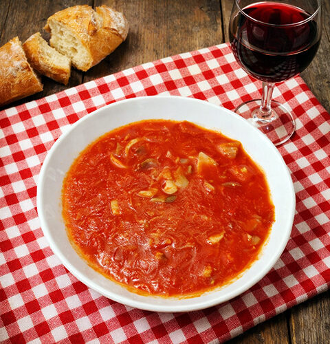 Pollo-con-champinones-y-salsa-de-tomate