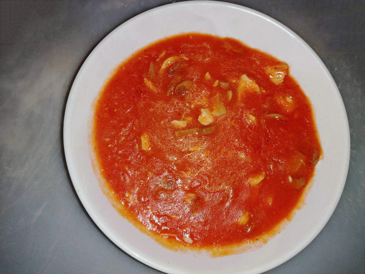 Pollo-con-champiñones-y-salsa-de-tomate