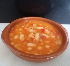 Judías blancas con jamón servidas en cazuela de barro