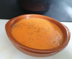 Crema de tomate servida en cuenco con decoración