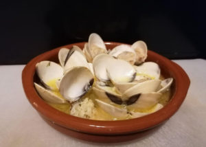 Almejas al ajillo preparadas en Mambo, con perejil fresco