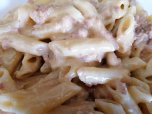 Ensalada de pasta con atún y alioli presentada en bowl