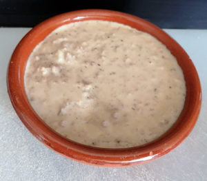 Carne picada con nata y tomillo cremosa servida en cazuela