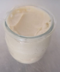 Espuma de mostaza en plato gourmet decorada
