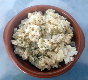Bacalhau à Brás tradicional servido en cazuela de barro