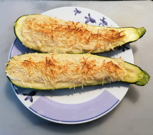 Calabacines rellenos presentados en plato