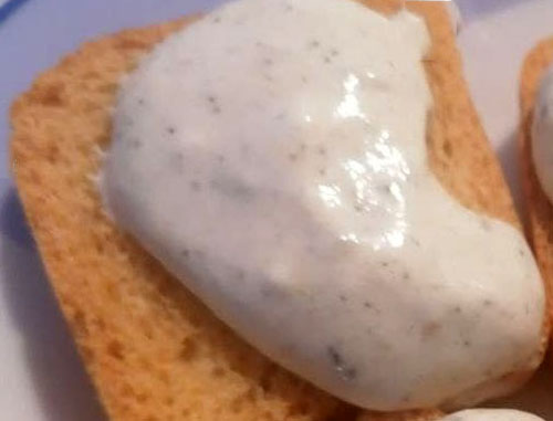 Pat&eacute; de berberechos presentado en tarro con tostadas