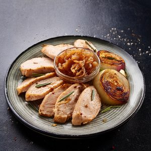 Fiambre de pollo con cebolla caramelizada