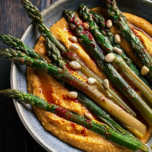 Hummus de pimiento con espárragos salteados en Mambo