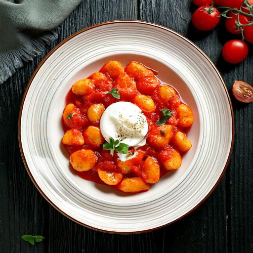 Ñoquis con salsa de tomate y burrata en Mambo