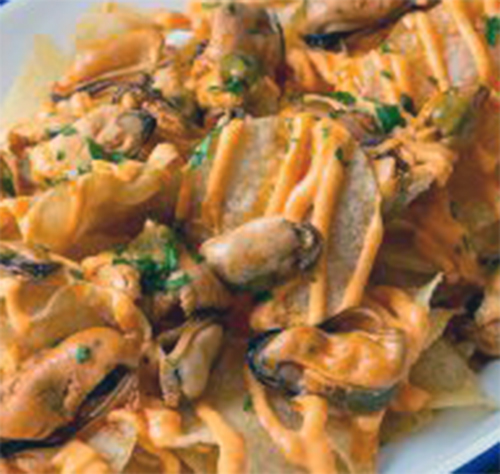 Papas con mejillones y salsa de escabeche en Mambo