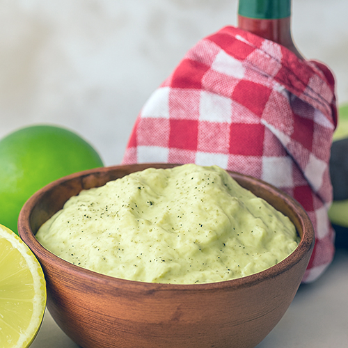 Crema de aguacate cremosa servida en cuenco con decoración