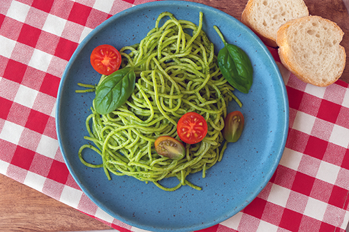 Pasta con pesto de espinacas y anacardos en Mambo