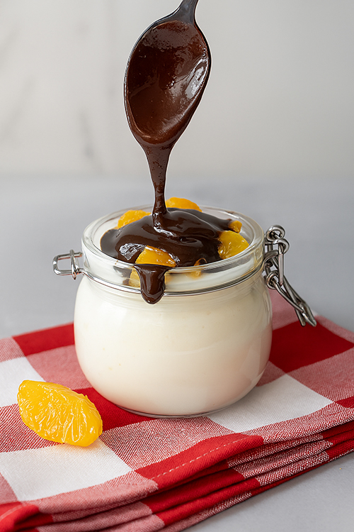 Yogur de soja casero cremoso en un tarro de cristal