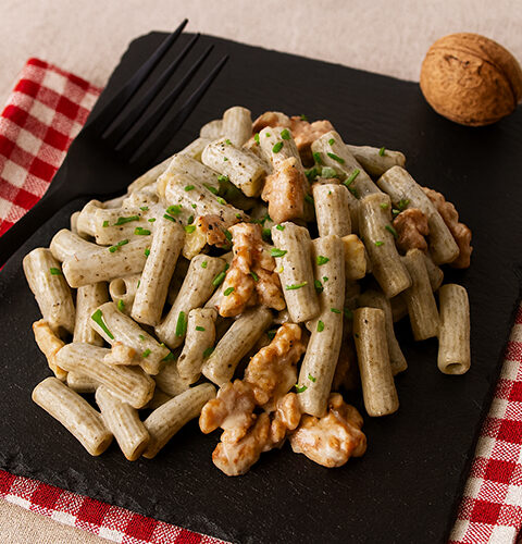 Pasta de guisantes con salsa de gorgonzola y nueces en Mambo