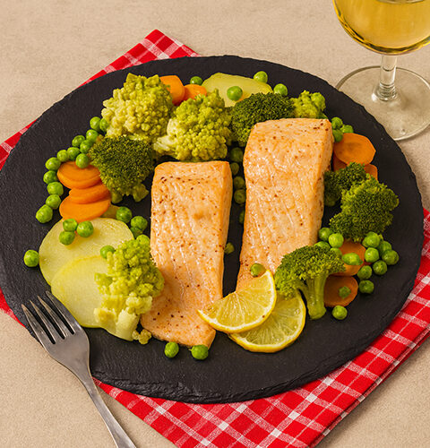 Salmón con verduras al vapor en Mambo
