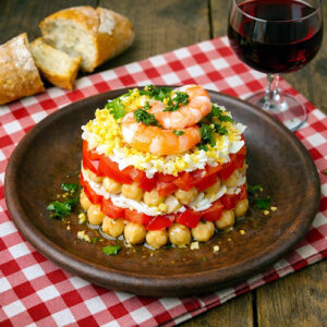 Ensalada de garbanzos con pimiento, langostinos y huevo duro en Mambo