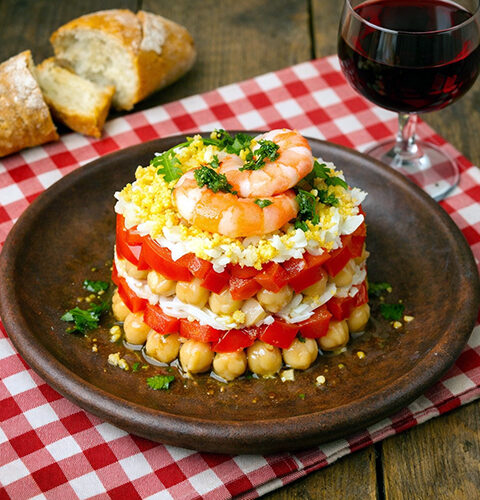 Ensalada de garbanzos con pimiento, langostinos y huevo duro en Mambo