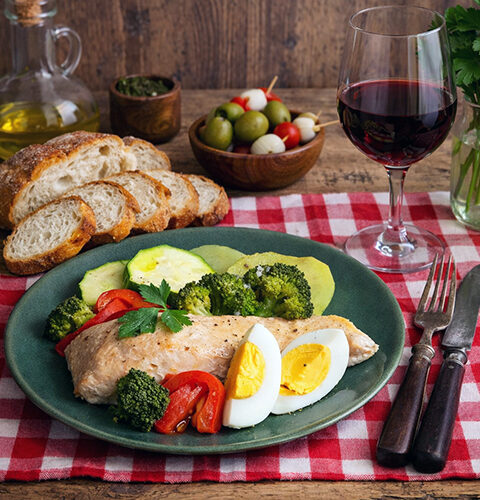 Salmón con verduras y crema de espinacas