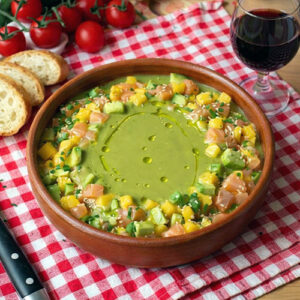 Gazpacho verde con tartar de salm&oacute;n y mango en Mambo