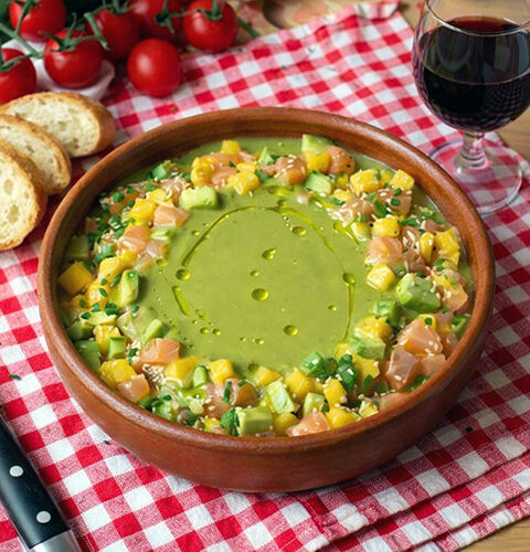 Gazpacho verde con tartar de salmón y mango en Mambo
