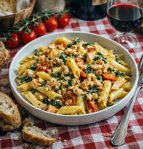 Pasta con salmón, cherrys y feta en Mambo